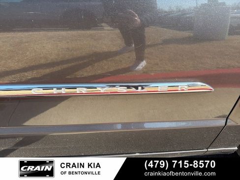 Used 2016 Chrysler Town & Country Touring image 7