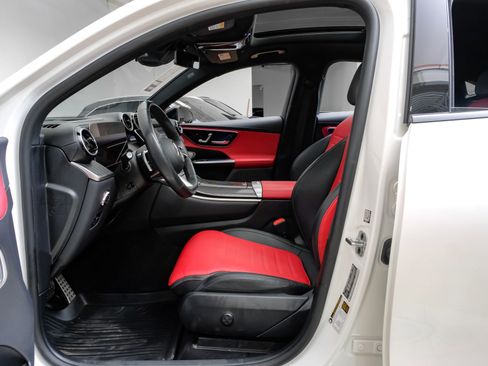 Used 2024 Mercedes-Benz GLC 300 4MATIC image 4