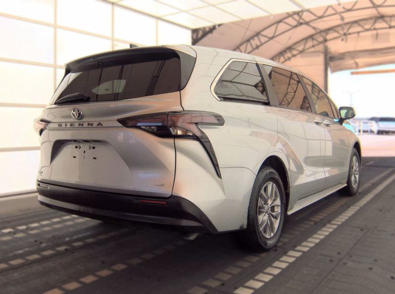 Used 2025 Toyota Sienna LE FWD image 3