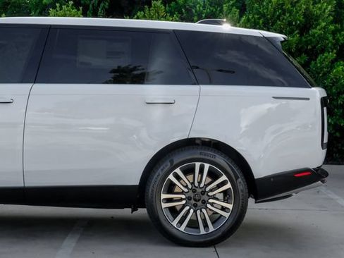 New 2026 Land Rover Range Rover Long Wheelbase SE AWD/4WD image 17