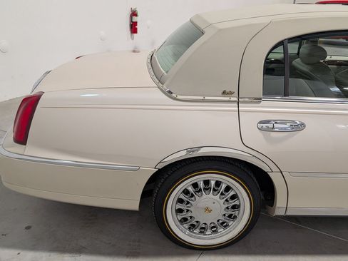 Used 2001 Lincoln Town Car Cartier RWD image 36