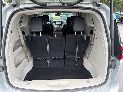 Used 2023 Chrysler Pacifica Touring-L FWD image 13