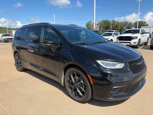 Used 2025 Chrysler Pacifica Limited FWD image 1