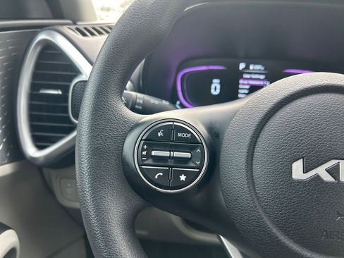 Used 2025 Kia Soul LX image 17