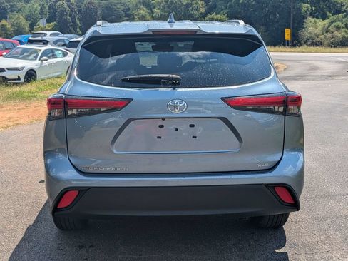 Used 2022 Toyota Highlander XLE FWD image 5