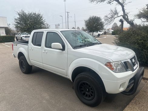 Used 2017 Nissan Frontier PRO-4X image 2