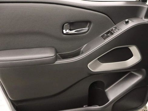 Used 2024 Nissan Frontier SV image 12
