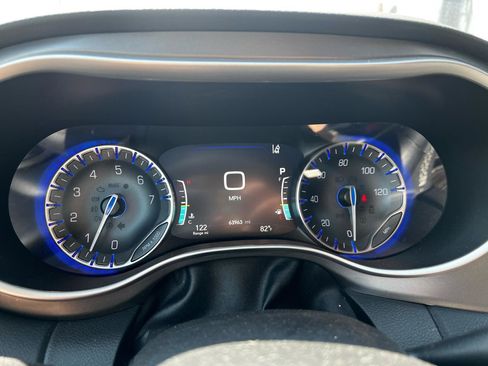 Used 2023 Chrysler Pacifica Touring-L FWD image 21