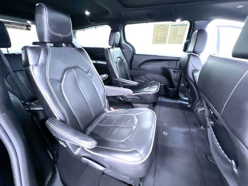 Used 2025 Chrysler Pacifica Limited FWD image 40