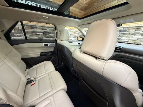 Used 2020 Ford Explorer Platinum image 32