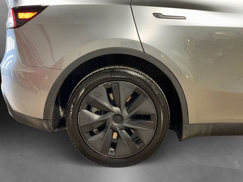 Used 2024 Tesla Model Y Long Range image 18