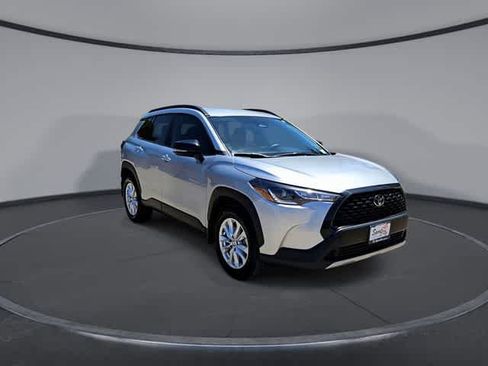 Used 2025 Toyota Corolla Cross LE FWD image 2
