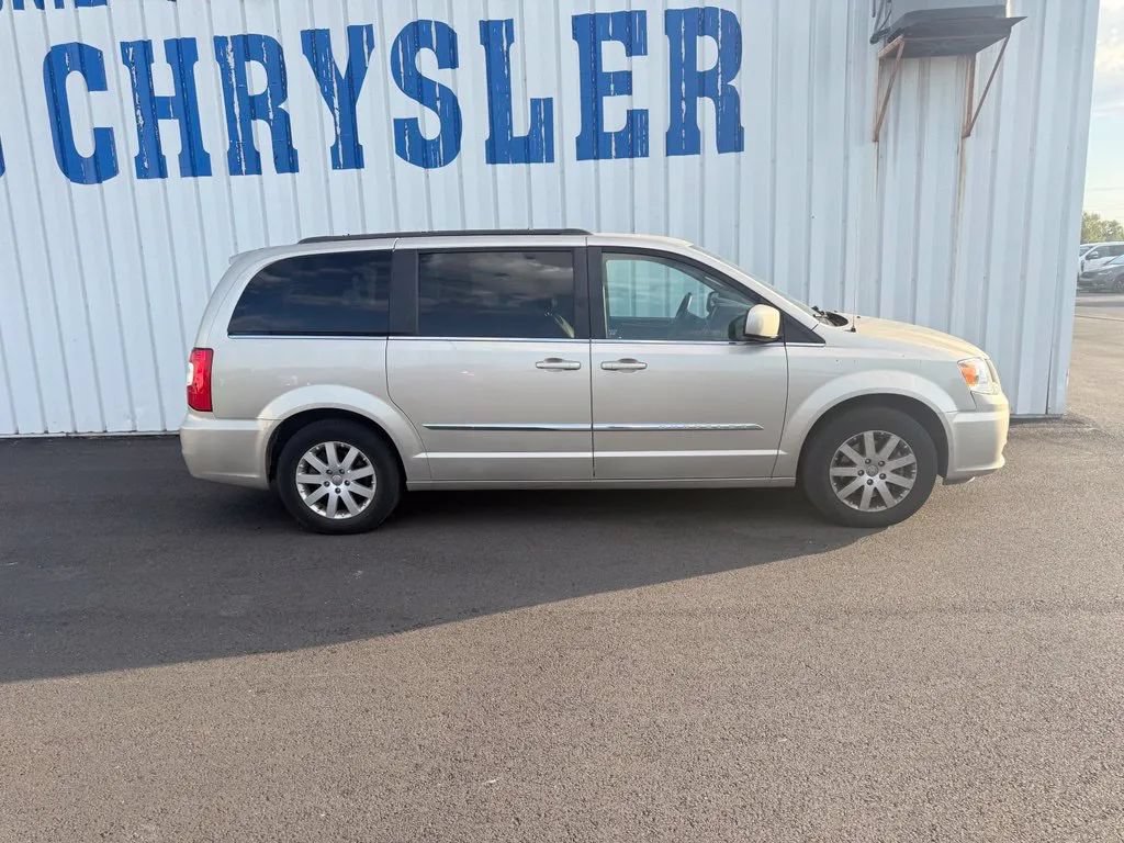 Used 2015 Chrysler Town & Country Touring FWD image 9