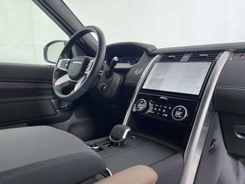 New 2025 Land Rover Discovery Dynamic SE image 17