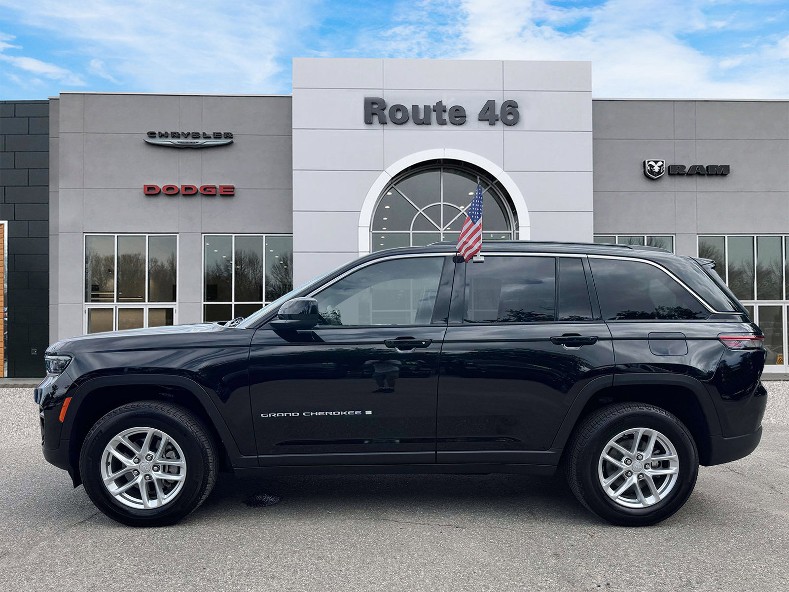 Used 2024 Jeep Grand Cherokee Laredo X w/ Luxury Tech Group I AWD/4WD image 6