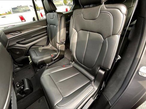 New 2025 Jeep Grand Cherokee L Limited w/ Black Appearance Package AWD/4WD image 11