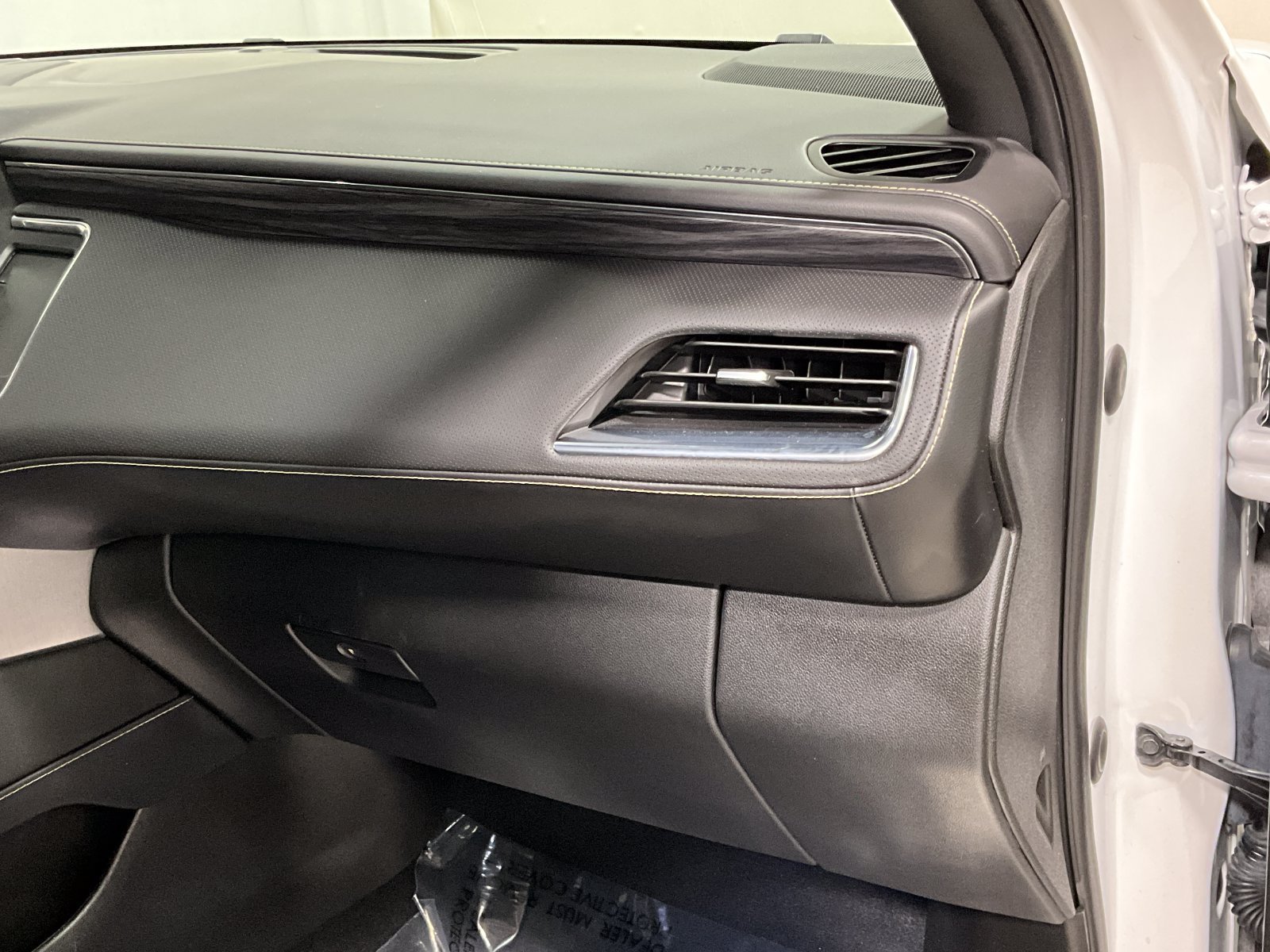 Used 2023 GMC Yukon XL SLT w/ SLT Premium Package AWD/4WD image 17