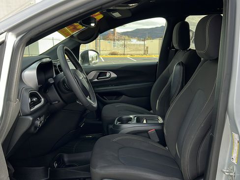 Used 2023 Chrysler Pacifica Touring image 27