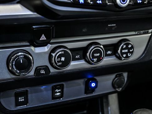 Used 2019 Toyota Tacoma SR5 AWD/4WD image 21