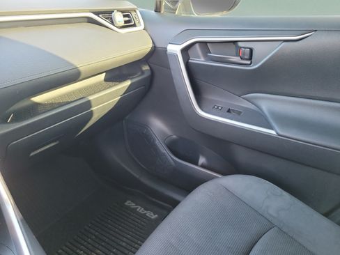 Used 2019 Toyota RAV4 LE FWD image 19