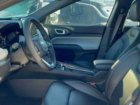 Used 2024 Jeep Compass Latitude image 15