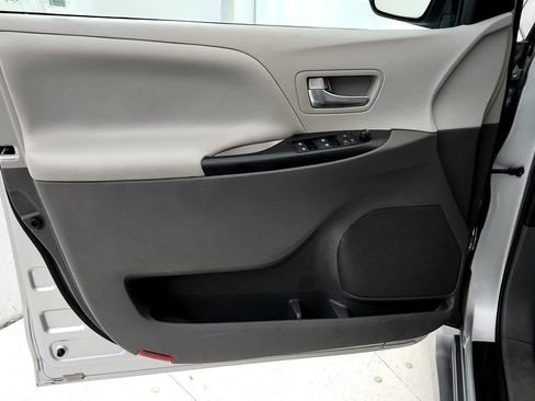 Used 2020 Toyota Sienna LE FWD image 24