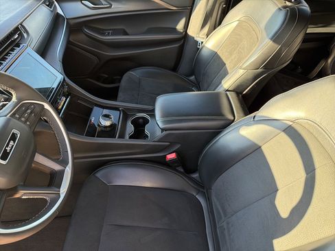 Used 2024 Jeep Grand Cherokee L Laredo image 8