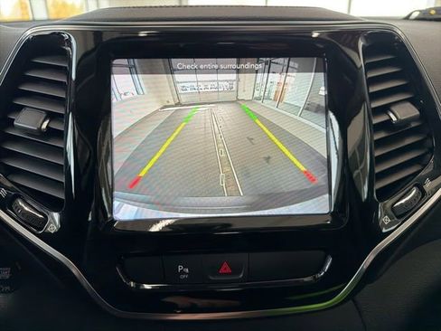 Used 2020 Jeep Cherokee Limited image 23