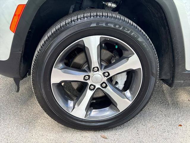 Certified 2025 Jeep Grand Cherokee Limited RWD image 31