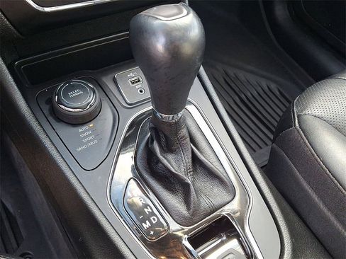 Certified 2022 Jeep Cherokee Limited w/ Elite Package image 12