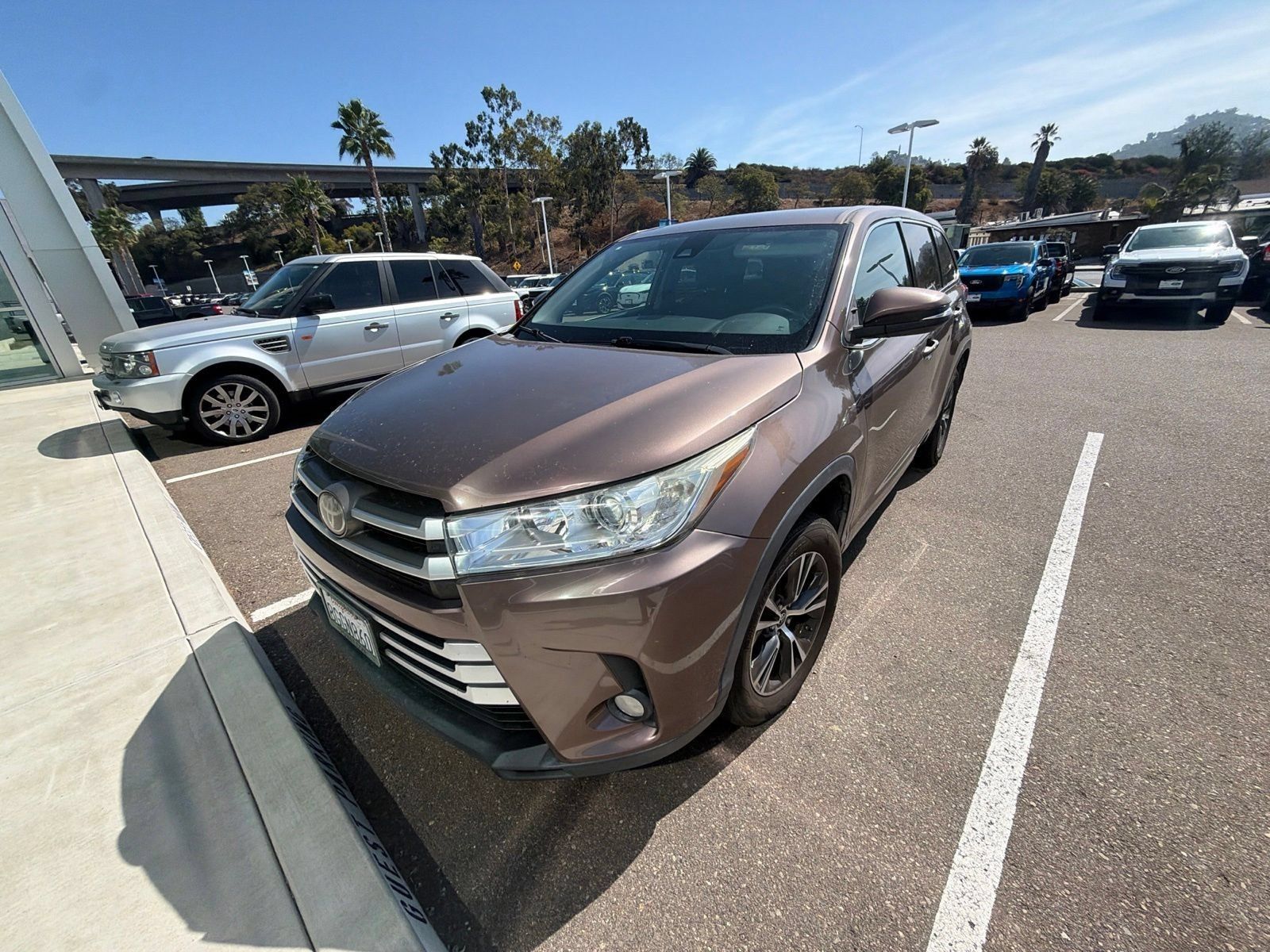 Used 2018 Toyota Highlander Plus w/ Carpet Mat Package (TMS) FWD image 2
