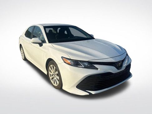 Used 2018 Toyota Camry LE FWD image 1