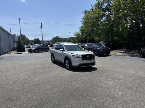 Used 2023 Nissan Pathfinder SL FWD image 3