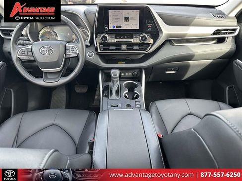 Used 2025 Toyota Highlander XLE image 16