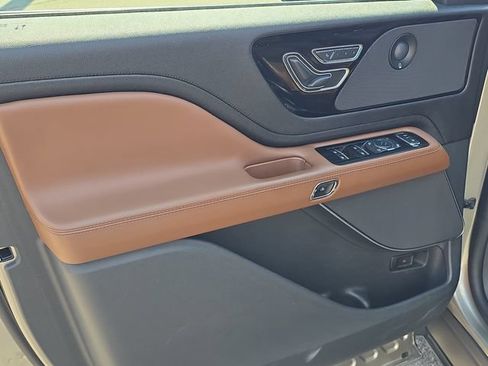 Used 2023 Lincoln Aviator Reserve w/ Equipment Group 201A AWD/4WD image 8