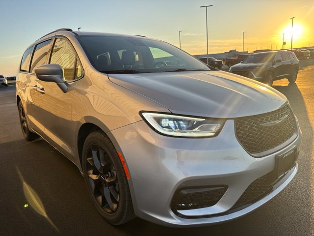 Used 2022 Chrysler Pacifica Touring-L w/ S Appearance Package FWD image 6