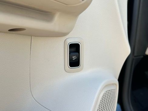 Used 2023 Mercedes-Benz GLB 250 4MATIC w/ Premium Package image 17