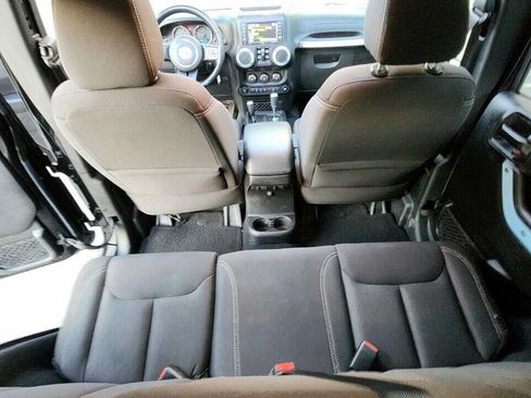 Used 2015 Jeep Wrangler Unlimited Sahara image 33