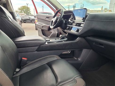 Used 2022 Nissan Pathfinder SL w/ SL Black Package image 17