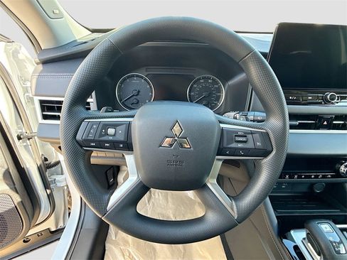 New 2025 Mitsubishi Outlander ES image 11