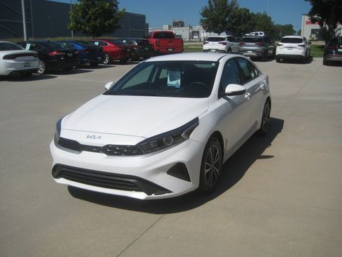 Used 2023 Kia Forte LXS w/ LXS Technology Package FWD image 4