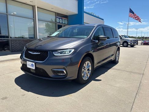 Used 2023 Chrysler Pacifica Touring-L AWD/4WD image 1