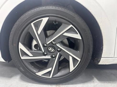 Certified 2025 Hyundai Elantra Limited FWD image 11