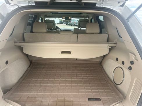 Used 2019 Jeep Grand Cherokee Overland AWD/4WD image 5