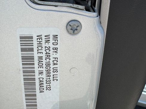 Used 2024 Chrysler Pacifica Touring-L FWD image 26