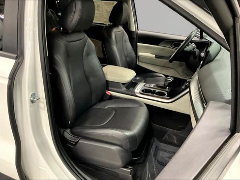 Used 2024 Kia Carnival LX FWD image 29