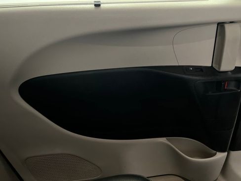 Used 2020 Chrysler Pacifica Touring-L image 19