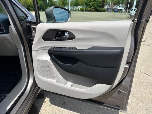 Used 2018 Chrysler Pacifica Touring-L FWD image 21
