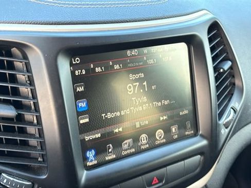 Used 2014 Jeep Cherokee Limited w/ Luxury Group AWD/4WD image 16