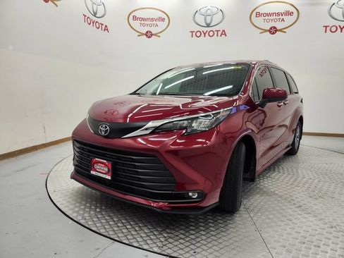 Used 2026 Toyota Sienna XLE FWD image 2